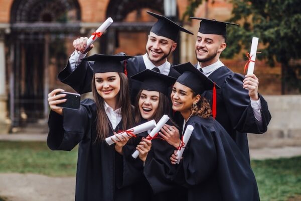 retrato-graduados-multirraciales-diploma-haciendo-selfie-telefono-lifestule_115086-212